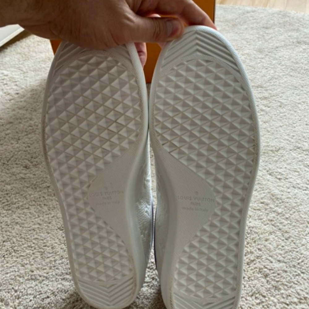 ❤SOLD❤ never worn Louis Vuitton White Sneaker - Picture 3 of 5